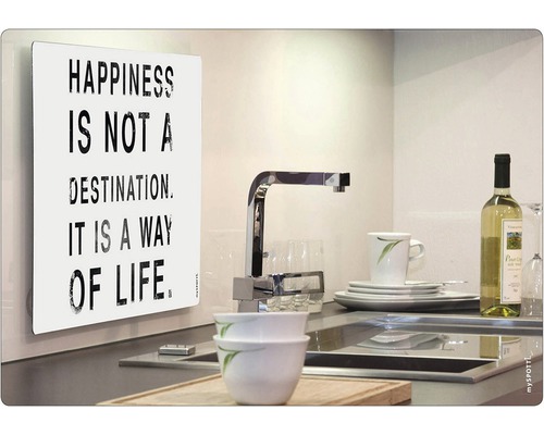 Scène de cuisine avec évier, robinet, vaisselle, bouteille de vin et une pancarte décorative avec l''inscription Happiness is not a destination it is a way of life.