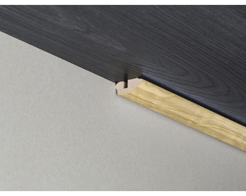 Holzfußleiste zwischen Boden und Wand