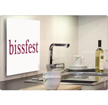Küchenszene mit Spritzschutzwand und der Aufschrift bissfest