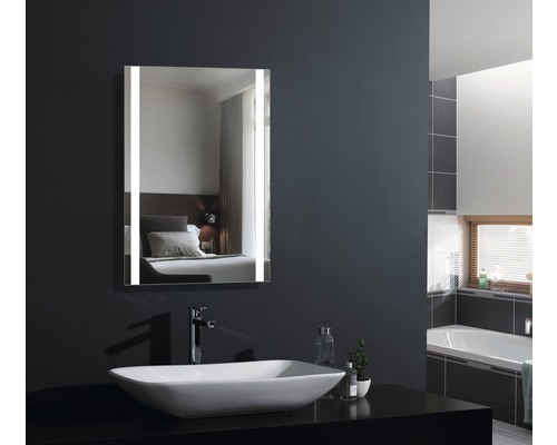 Modernes Badezimmer mit rechteckigem Spiegel mit LED-Beleuchtung, Aufsatzwaschbecken und Armatur