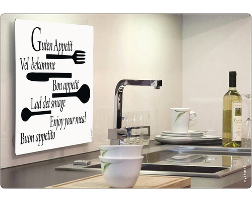 Scène de cuisine avec décoration murale, évier et vaisselle