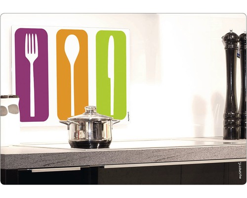 Scène de cuisine avec une casserole sur la cuisinière et une crédence de cuisine avec des motifs de couteaux, de fourchettes et de cuillères