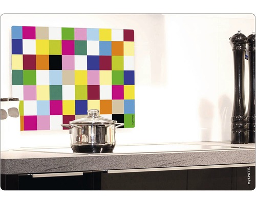 Scène de cuisine avec casserole et crédence colorée