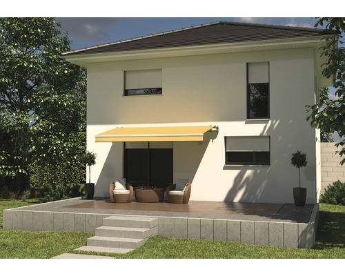 Façade de maison avec store jaune au-dessus de la terrasse et volets roulants aux fenêtres
