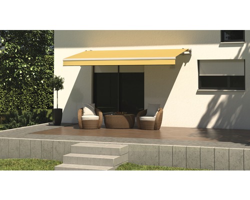 Terrasse avec store, fauteuils en osier et table