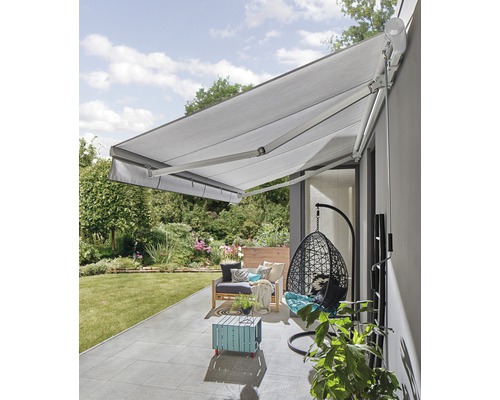Terrasse mit Markise, Sitzgelegenheit und Hängesessel im Garten