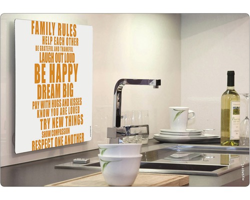 Panneau décoratif avec le texte Règles familiales dans une cuisine moderne