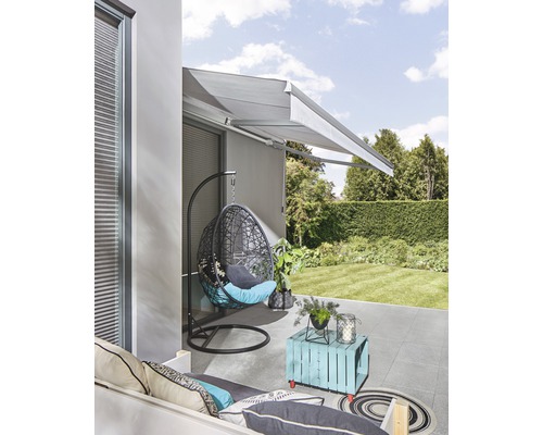 Terrasse mit Markise, Hängesessel und Gartentisch für den Aussenbereich