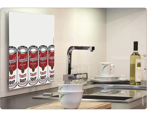 Radiateur décoratif avec un motif de boîtes de soupe dans une cuisine