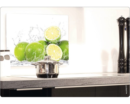 Crédence de cuisine avec motif de citrons verts au-dessus d''une casserole sur une plaque de cuisson