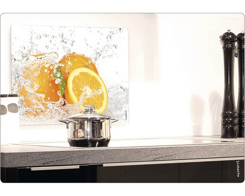 Scène de cuisine avec crédence à motif d''oranges derrière la plaque de cuisson