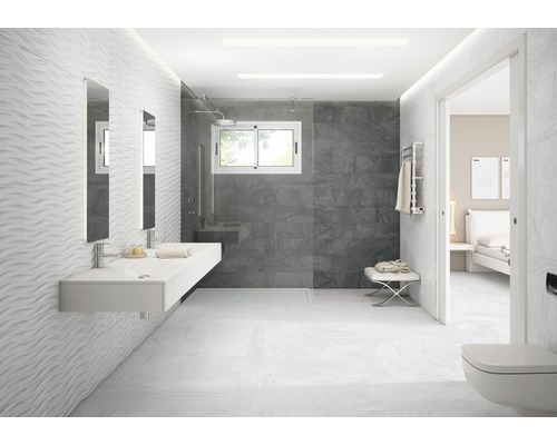 Helles Badezimmer mit Waschbecken, Spiegeln, Dusche und Toilette.