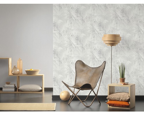 Salon avec fauteuil, lampadaire, étagère murale et papier peint à motif végétal