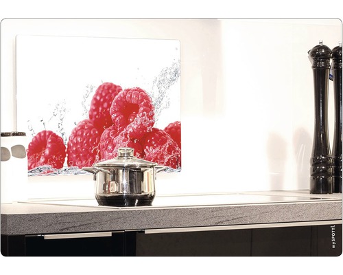 Scène de cuisine avec casserole sur plaque de cuisson et crédence de cuisine avec motif de framboises