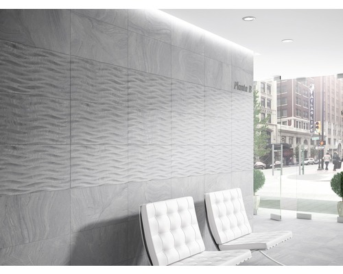 Szene mit Wandfliesen in Steinoptik und wellenförmigem Dekor