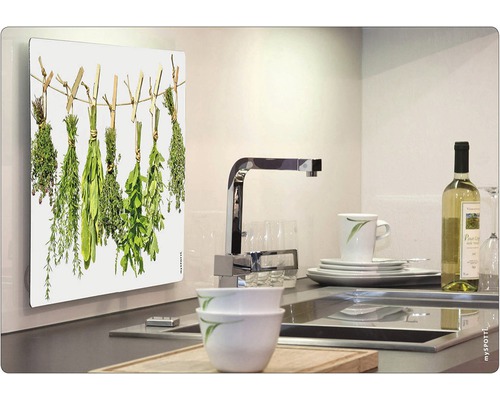 Crédence de cuisine avec motif d''herbes aromatiques dans une scène de cuisine