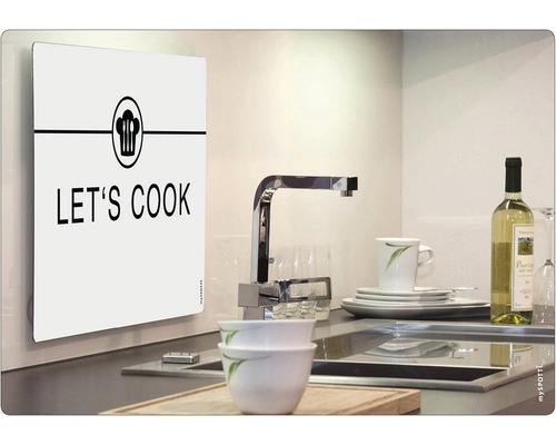 Scène de cuisine avec évier, vaisselle et panneau mural portant l''inscription Let''s Cook.