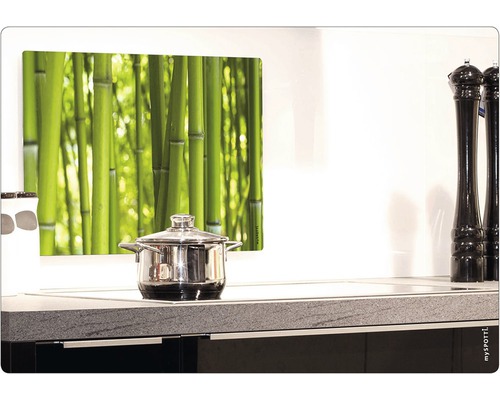 Crédence de cuisine avec motif de bambou au-dessus d''une casserole sur une cuisinière