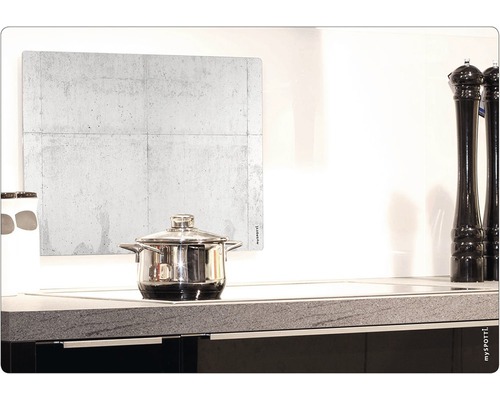 Cuisine avec cuisinière, casserole et crédence aspect béton