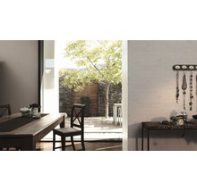 Salle à manger avec table en bois, chaises et vue sur le jardin