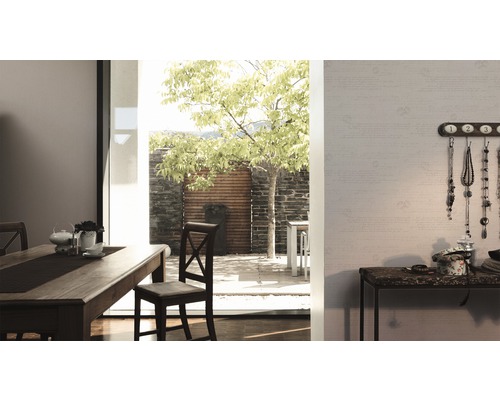 Salle à manger avec table en bois, chaises et vue sur le jardin