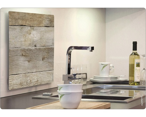 Scène de cuisine avec radiateur aspect bois, évier et vaisselle