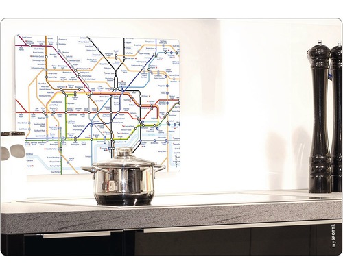 Crédence de cuisine avec plan du métro de Londres et casserole sur la cuisinière