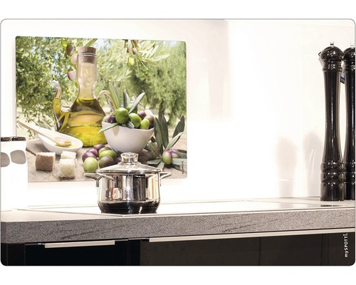 Scène de cuisine avec plaque de cuisson, casserole et crédence avec motif d''olives