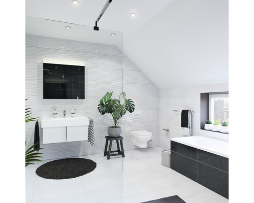 Modernes Badezimmer mit Waschbecken, Spiegel, Toilette und Badewanne in einem hellen Raum