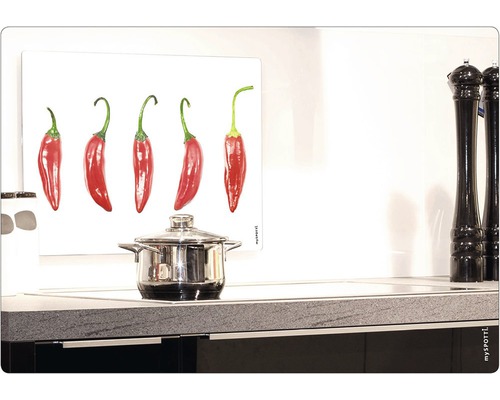 Scène de cuisine avec casserole et protection anti-éclaboussures avec motif de piment