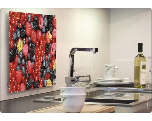 Crédence de cuisine avec motif de baies dans une cuisine moderne