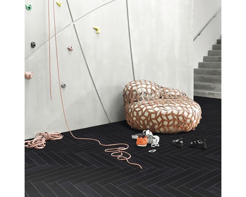 Intérieur avec mur d''escalade, siège et revêtement de sol foncé à chevrons