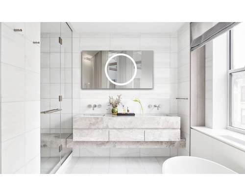 Modernes Badezimmer mit Waschtisch, Spiegel mit Beleuchtung und Dusche