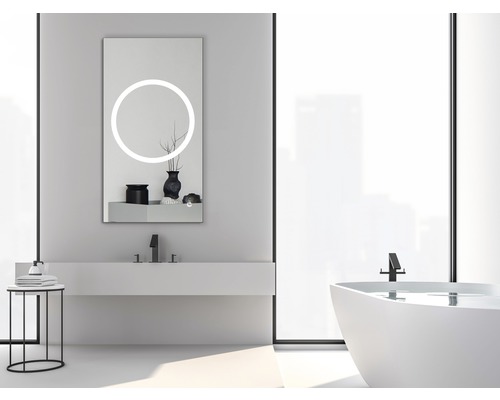 Modernes Badezimmer mit beleuchtetem Spiegel, Waschbecken und Badewanne.