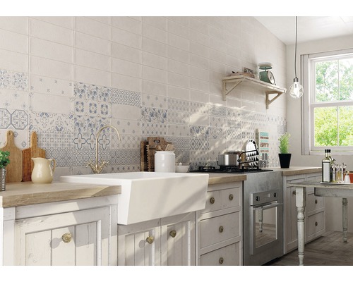 Helle Küche mit Fliesenwand im Retro-Stil, Spüle und Küchenutensilien