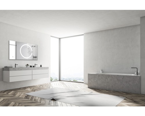 Helles Badezimmer mit Waschtisch, Spiegel mit Beleuchtung und Badewanne