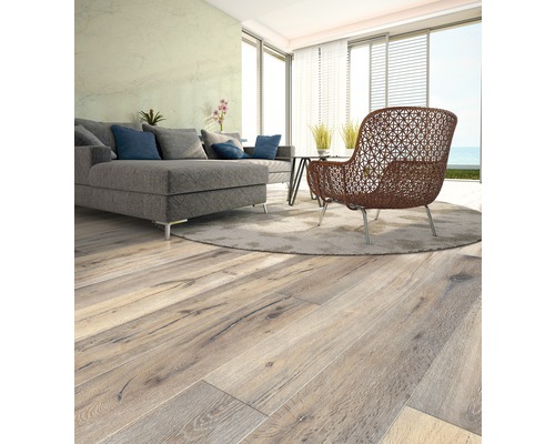 Helles Wohnzimmer mit Holzboden, Sofa und Sessel