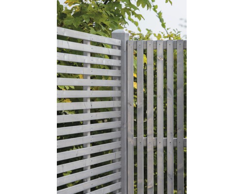 Clôture en bois avec lattes horizontales et verticales