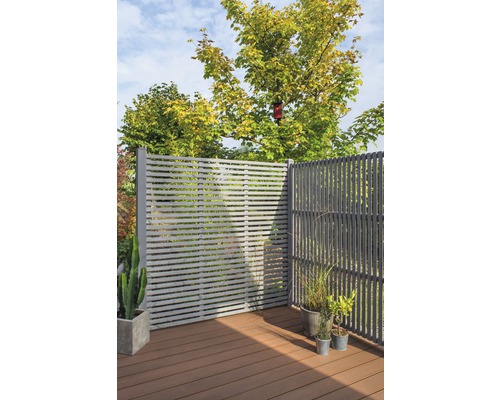 Terrasse avec écran d''intimité gris, plantes et plancher en bois