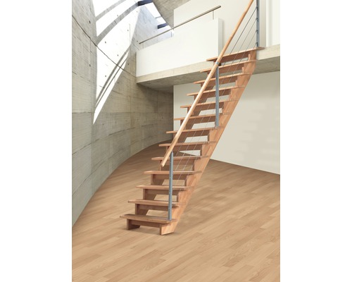 Holztreppe mit Geländer in einem modern gestalteten Raum.