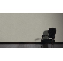 Helle Wand mit dunklem Stuhl im Raum