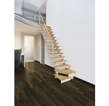 Escalier en bois avec rampe dans une pièce meublée moderne