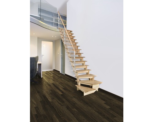 Escalier en bois avec rampe dans une pièce meublée moderne