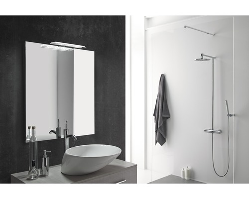 Salle de bain moderne avec lavabo, miroir, douche et serviette