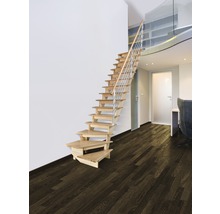 Escalier en bois avec rampe en acier dans un espace de vie moderne