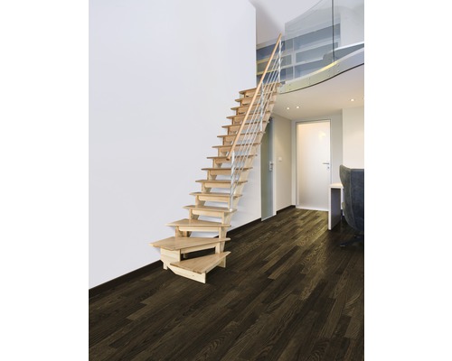 Escalier en bois avec rampe en acier dans un espace de vie moderne