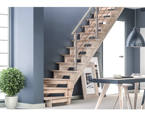 Holztreppe mit Metallgeländer in einem hellen Wohnraum