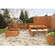Garten mit Holzzaun, Hochbeet, Sandkasten und Sitzgruppe auf gepflasterter Fläche