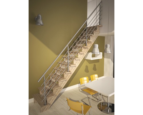 Holztreppe mit Metallgeländer in einem modernen Interieur