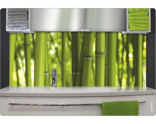 Meuble-lavabo de salle de bains avec motif de bambou sur le mur